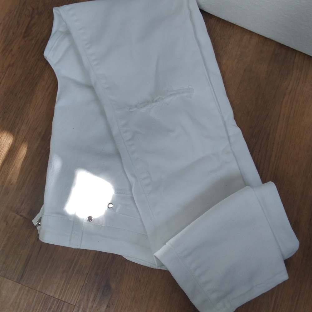 Women's white distressed jeans